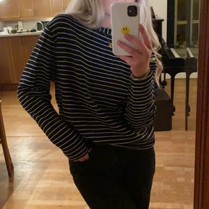 Randig tröja - Fräsch randig tröja som passar till allt, väldigt skönt material! Pris med frakt: 150 kr😇