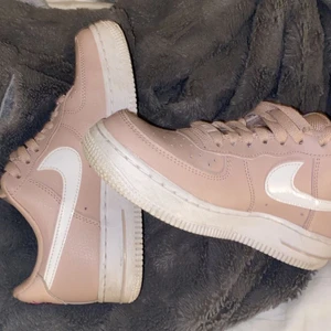 Nike air force - Super fina Nike air force i en rosa champagne färg. Köpte för ett tag sedan men har inte kommit så mke till användning och därför ser dom nya ut. Nypris 999kr, köpare står för frakt❤️