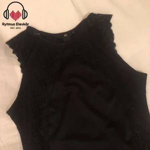 Svart klänning med spets - Svart klänning i strl S. Säljs av Rytmus Stockholms Elevkår, alla kläder som säljs har skänkts utav elever på Rytmus och de pengar som samlas in från klädinsamlingen ges oavkortat till WWF. Ta chansen och köp fina kläder second hand och bidra på samma gång till att bevara miljön!