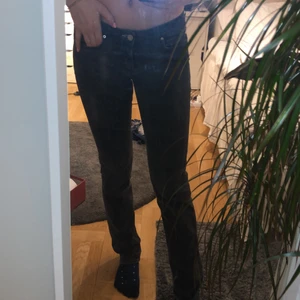 Skiiiitsnygga acne jeans - Säljer mina faaaavoritjeans från Acne! De är vintage, en skitsnygg grå färg med lite slitningar. Low waist. Strl 27/34, för referens är jag 178 lång o dessa går ner till golvet. Rätt tajt modell men ändå lite lösa längst ner. Verkligen mina favvojeans så säljer endast vid bra bud!