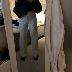 Byxor  - Säljer dessa super fina vanilj vita byxorna ifrån Ginatricot🤍Använda få gånger! FRAKTEN INGÅR INTE🤍