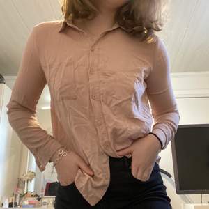 En rosa skjorta som jag köpte här på plick men den va tycärr lite liten så jag har aldrig använt den. Den är storlek 32. Säljer för 50kr inkl frakt 
