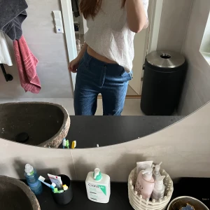 Blå Manchester  - Säljer ett par blå Manchester byxor från zara. Använda fåtal gånger, perfekt till vår och sommar. 