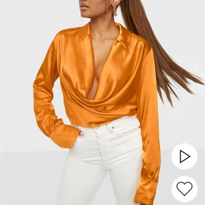 Orange blus Strl XS men passar även S - Helt oanvänd med lappen kvar! Säljer pga ej kommit till användning ❣️