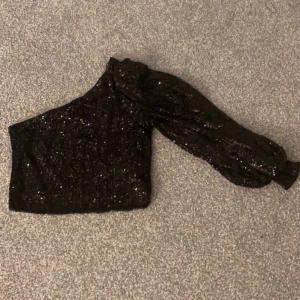 Glitter topp  - Säljer dena från bik bok som användes en gång på ny år så den är i bra skick, 