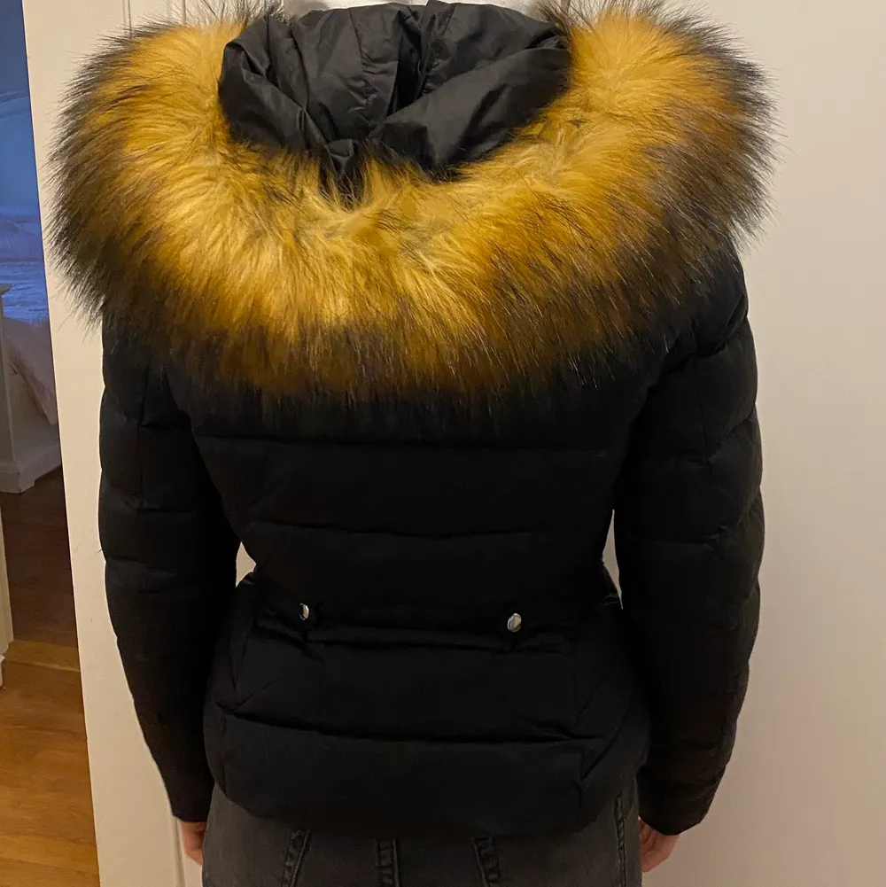 Säljer en rockandblue vinterjacka då jag har köpt ny jacka. Den är i perfekt skick och ser oanvänd ut. Den är storlek 36/38. Inte äkta päls!! Vid frågor eller fler bilder skicka ett meddelande☺️ Säljes eller bytes. Jackor.