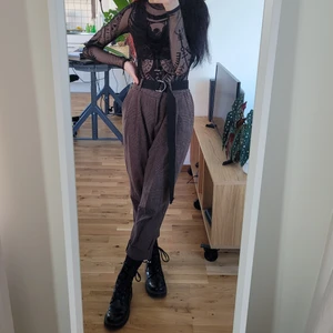 Massimo Dutti Vintage Byxor - Fishbone mönster vintage byxor från Massimo Dutti. De är av väldigt hög kvalitet och var jätte dyra. De har hög midja och vintage passform, är inte alls skadade och är presis som ny. Tyvärr är de för störra och opressade för mig. 