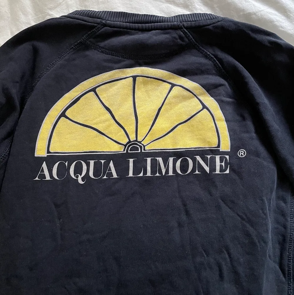 Säljer denna mörkblåa aqua limone tröjan, har använts några gånger men är i bra skick. Tryck både framifrån och bakifrån . Tröjor & Koftor.
