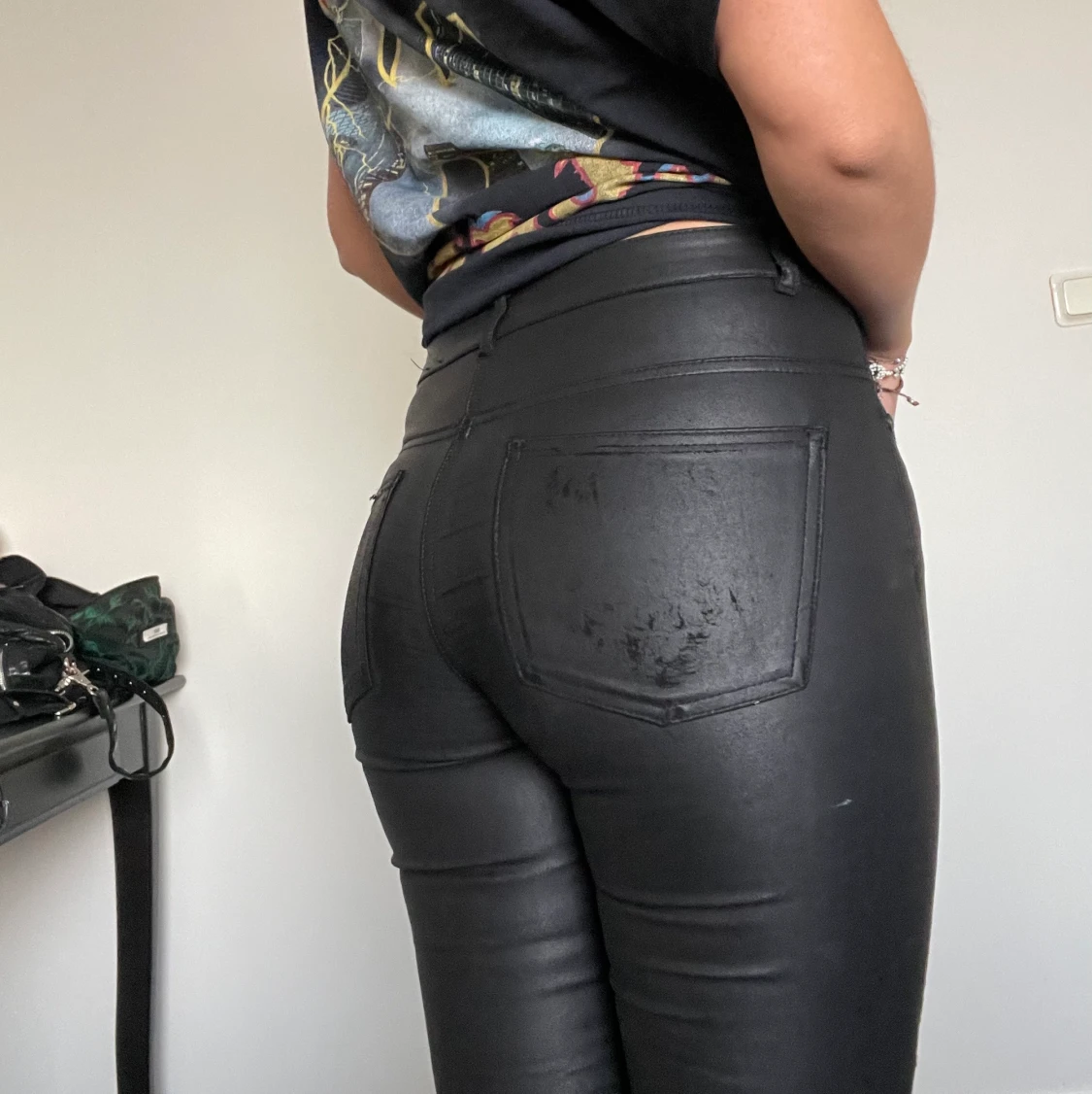 Byxor i skinn/metall material - 91