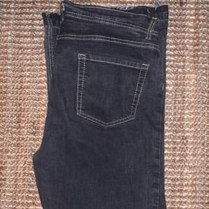Ett par snygga ljussvarta bootcut jeans av okänt märke! Bruna sömmar. Lite korta på mig som är 183cm lång. Storleken oklar. Kom DM för fler bilder 🤠
