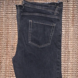 Bootcut Jeans - Ett par snygga ljussvarta bootcut jeans av okänt märke! Bruna sömmar. Lite korta på mig som är 183cm lång. Storleken oklar. Kom DM för fler bilder 🤠