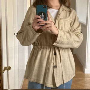 Linneskjorta - Fin skjorta/blus i en sandig, beige färg i riktigt fin skick! Storlek XS som sitter lite oversize på mig som är en S. Köparen står för (spårbar) frakt!