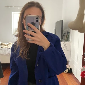 Blå jacka  - En mörkblå lite tunnare jacka. Vintage!! Jag brukar ha S i jackor och sitter perfekt på mig