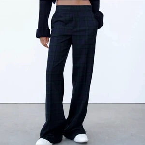 Kostymbyxor  - Säljer dessa kostymbyxor från Zara, storlek S. De är uppsydda så pssar mig om är 168 cm. Skriv för bilder samt egna bilder. Frakten kostar 66kr. 