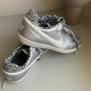 Coola Nike skor! Silvriga med detaljer. Dom är använda 1 gång. 250 kr 