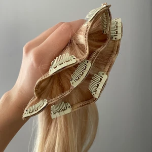 Clip on set - Rapunzel of sweden - Säljer detta clip on set i 3 delar från Rapunzel. Använt ca 1 gång därav är det i väldigt fin kvalité. Aldrig blött ner eller gjort annat som sliter på håret. Färgen är ”scandinavian blond” i 40cm. Nypris 690kr