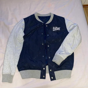 Tommy hilfiger jacka - Snygg och bra skick, storlek 176 (sitter som en S/XS) 200kr                                                    Kolla gärna mina andra annonser, samfraktar  