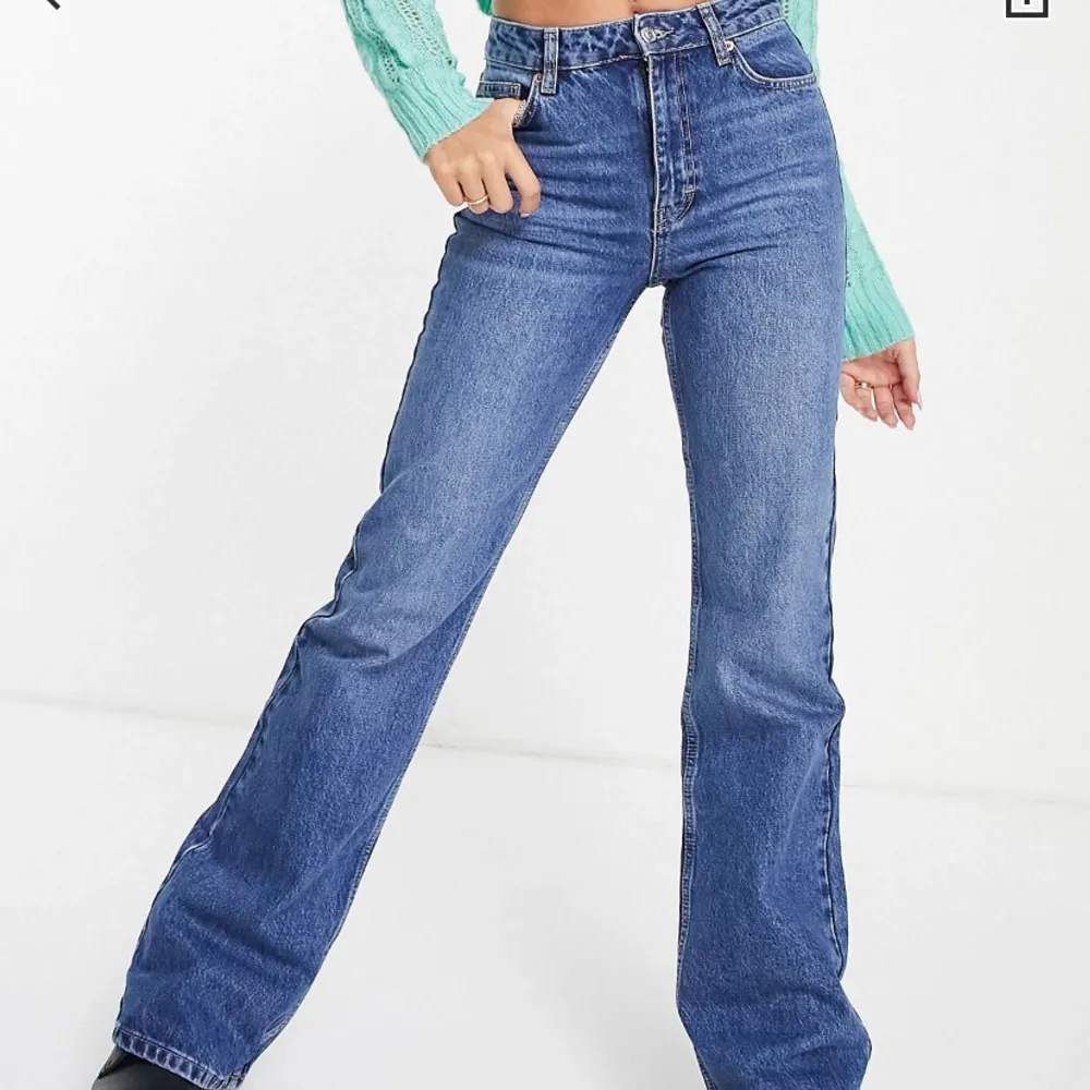 Jag säljer dessa sjukt snygga jeans från ASOS. Storleken är W28/L32. Jag är 175 och byxorna går ner till marken på mig. Skriv om du är intresserad!❤️. Jeans & Byxor.