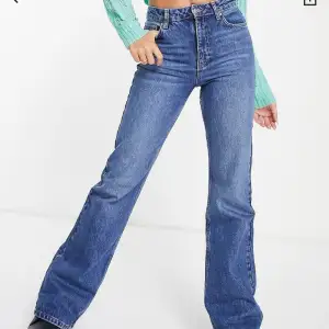 Jag säljer dessa sjukt snygga jeans från ASOS. Storleken är W28/L32. Jag är 175 och byxorna går ner till marken på mig. Skriv om du är intresserad!❤️