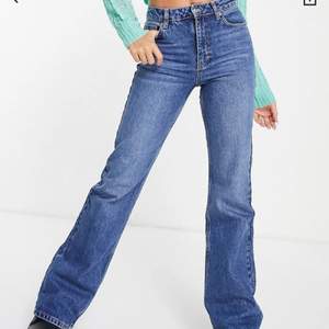 Jag säljer dessa sjukt snygga jeans från ASOS. Storleken är W28/L32. Jag är 175 och byxorna går ner till marken på mig. Skriv om du är intresserad!❤️