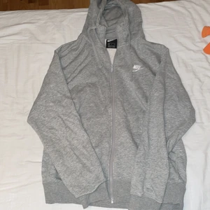 Nike: storlek S - Storleken på Hoodien är S men den skulle även passa för personer som har storlek M. Köpt i XXL, säljer hoodien eftersom jag inte använder den så ofta (använt max 5 gånger). 