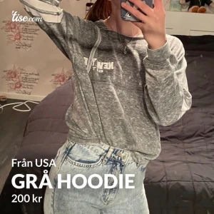 Grå hoodie - Söt hoodie som är köpt i USA för några år sedan i storlek S, var för stor redan när den köptes så har därför knappt kommit till användning. Priset är inklusive frakt!📦