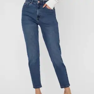 Mom jeans från Vero Moda, använda ett fåtal gånger. Köpta för 300kr, säljer för mindre än halva original priset.