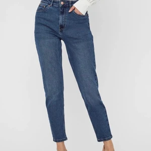 Mom jeans - Mom jeans från Vero Moda, använda ett fåtal gånger. Köpta för 300kr, säljer för mindre än halva original priset.