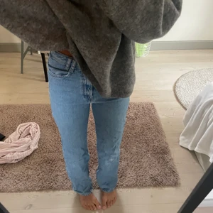 Zara jeans  - As snygga zara jeans i blå färg! Liten slitning på knät därav lite billigare!