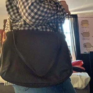 Brun axelväska - Jättefin axelväska köpt secondhand för några år sen. Fin skick bara en liten fläck på insidan (se bild 3) hör av dig om du vill ha mått eller fler bilder💗