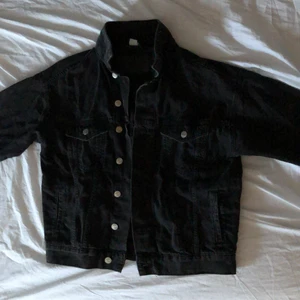 Jeansjacka  - Säljer denna jeansjacka från hm i storlek xxs för 90 plus frakt. Hör av er vid frågor eller intresse💗