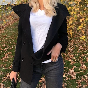 kort kappa - Kort kappa i fint skick, storlek 40 men liten i storleken så skulle säga att den är mer som en M. lånade bilder