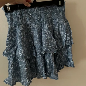 Kjol med volanger - Kjol med volanger. Endast använd en gång. Finns att hämta i Göteborg annars står köparen för frakt! 😊💕