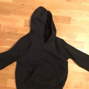 Svart (urtvättad färg) hoodie, lappen är borta men den är väldigt liten i storleken, skulle säga xxs elller xs. Inga snören