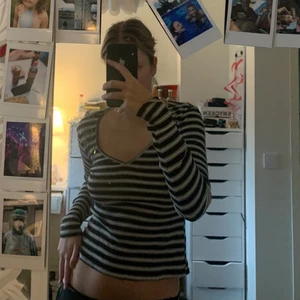 Randig tröja - Randig tröja. Skitsnygg med ett par lågmidjade byxor till🙏