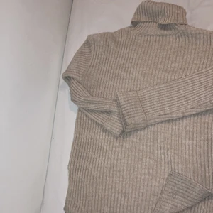 Stl M Nakd polo stickad tröja - Stickad  tröja med hög krage och slits på sidorna.