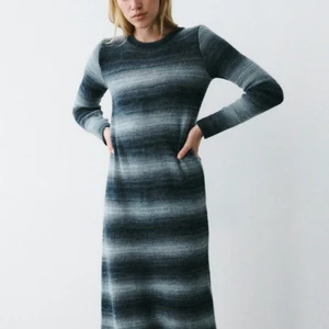 Slutsåld  ZARA klänning - Super fin populär slutsåld klänning från Zara! Säljer då den var för liten för mig! Startar budgivning om flera är intresserade! 💕💕💕🖤🖤🖤