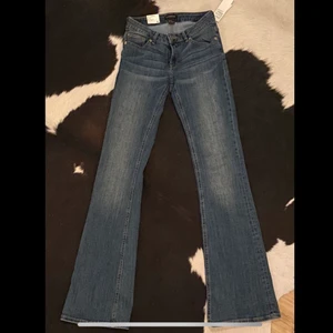 Lågmidjade blåa jeans - Helt oanvända (lappen fortfarande kvar) lågmidjade jeans. Säljer pga att de är en storlek för små för mig då jag brukar ha trl 38. Själv älskar jag tvätten på dessa jeans!! De är som sagt storlek 36 och sitter tajt på mig men sitter inte lika slim på någon med rätt storlek :)) De är något för korta på mig som är 177cm, raka i modellen💚 Skriv för fler bilder och frågor: ) Köparen står för frakten📦📦