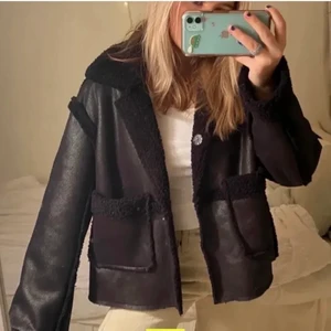 Jättefin svart jacka från NA-KD - En jättefin jacka från NA-KD som jag säljer då jag märkt att den inte kommer till användning så som mina andra jackor. Skriv till mig för fler bilder eller frågor. ¡Lånade bilder! ❤️