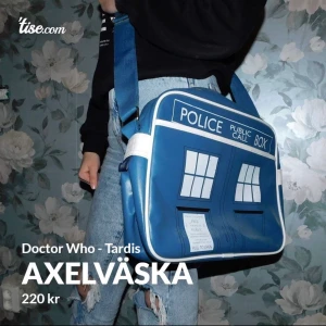Axelväska - En axelväska jag köpt på Sci-Fi bokhandeln i Göteborg för några år sedan. Väskan föreställer Tardis från Doctor Who och skulle kunna kallas för ett samlarföremål, därför har den stått på en hylla i mitt rum som prydnad under hela tiden jag haft den. Aldrig använt!  Priset är inklusive frakt!📦