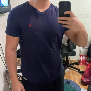 V-ringad Ralph Lauren Polo t-shirt - Navy färgad v-ringad t-shirt köpt från Ralph Lauren Polo i New York. Använd 2 gånger, nypris 499kr. Så priset är absolut inte prutbart. (Stor i storlek)