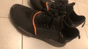 Adidas Skor - fina adidas skor, helsvarta med rödorange streck. som nya, knappt använda! går ner till 800 vid snabbt köp