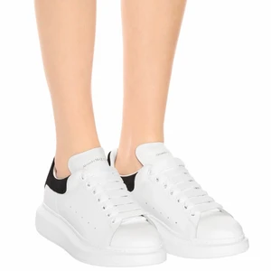 Alexander McQueen Sneakers  - Köpt för 4800 kr. Kvittot har tyvärr tappats bort under en flytt, därav priset. Superfina äkta sneakers från Alexander McQueen. Använt under två säsonger men har mycket kvar att ge. Storlek 39-39,5. Ser lite smutsiga ut men med en tvätt kommer de bli som nya!!🤍