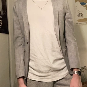 Kostym(grå) - Säljer kostym sätt: kavaj och byxor. Kavajen är small. Byxorna är eur:48. Använt två gånger totalt.