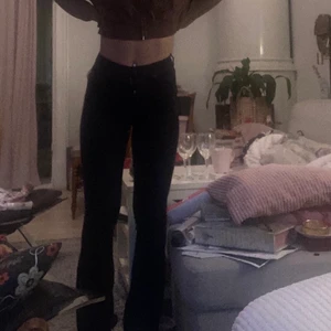 Svarta boutcout jeans  - Svin snygga svarta boutcout jeans från Ginatricot!!🥰