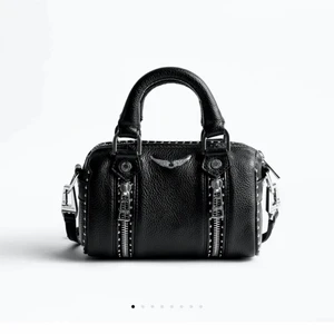 Zadig väska - INTRESSEKOLL på min Sunny Nano väska ifrån Zadig. Den är i bra skick förutom att färgen har försvunnit från några studs runt om samt en liten fläck i väskan. Flera bilder kan fås privat. Vill inte sälja väskan för under 1900. Skriv vid fler frågor eller bilder💞.