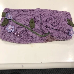 Stickad diadem  - 90tals håraccessoar. Har fått som present för många år sen men använder ej längre och passar nog bäst på nån som hattstorlek M. Betalning sker helst via swish och skickar efter mottagnadd betalning. 