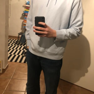 Ljusblå hoodie  - Snygg Hoodie, bra kvalitet och skön! Skick 8/10! Tveka inte att skicka ett meddelande till mig vid eventuella frågor! 