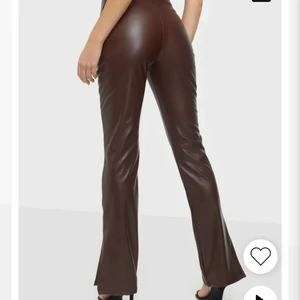 Bruna skinnbyxor - Väldigt snygga skinnbyxor från Nelly. Tyvärr lite stora på mig och därför säljer jag. Använda ca 3 gånger och i superbra skick. Storlek M.