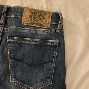 Jeans - Lågmidjade crocker jeans i mörkblå tvätt. Waist 28 leght 32 men är dock avklippta lite grann. Jag är 170cm.